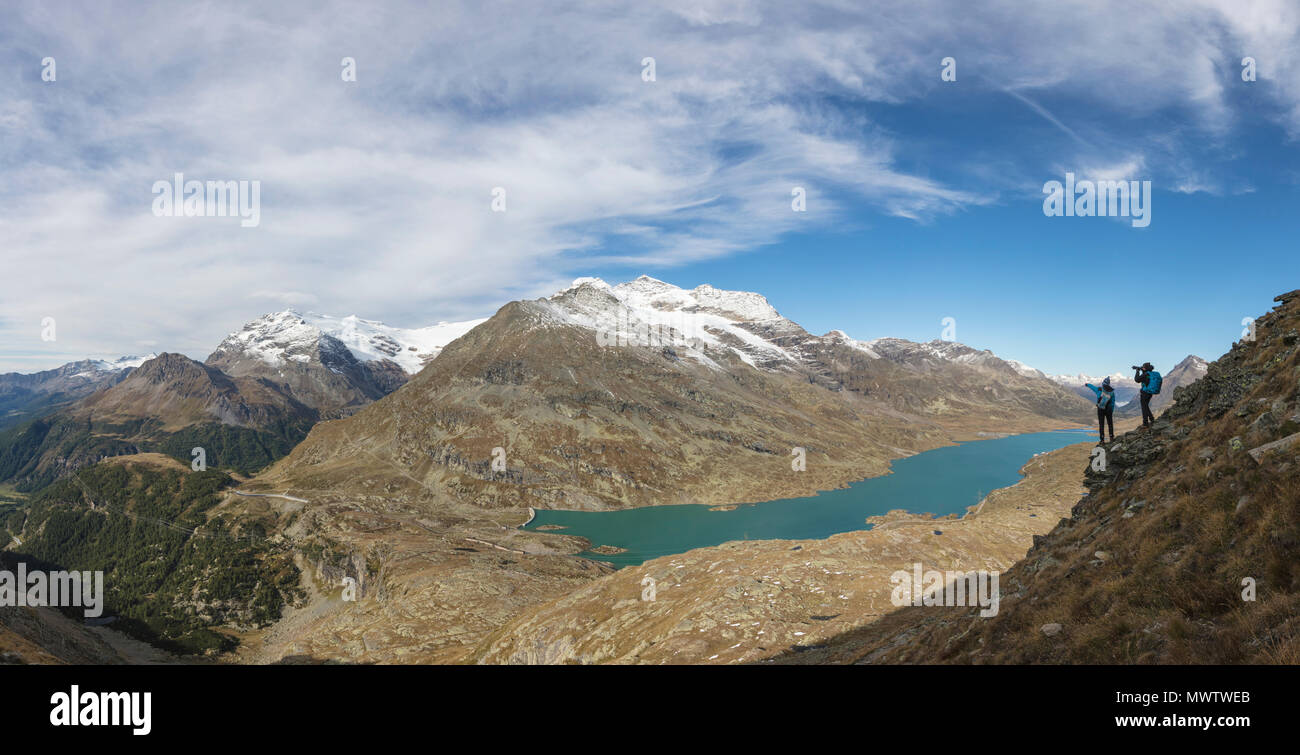 Vue panoramique du Lago Bianco de Piz Campasc, col de la Bernina, Engadine, canton des Grisons, Suisse, Europe Banque D'Images