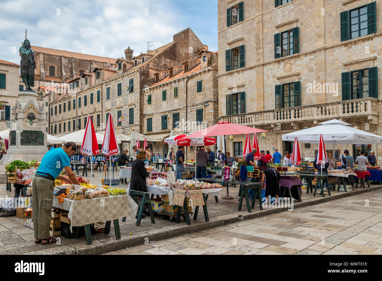Marché local à une petite place dans la vieille ville de Dubrovnik, Croatie, Europe Banque D'Images
