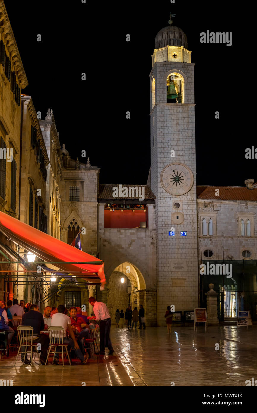 Dans Stradun tour de l'horloge à la vieille ville de Dubrovnik, site classé au Patrimoine Mondial de l'UNESCO, la Croatie, l'Europe Banque D'Images