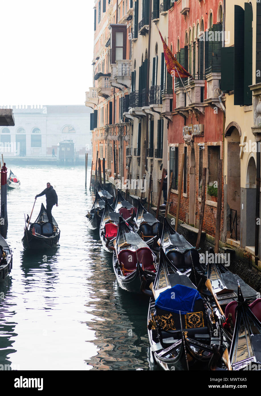 Gondola sur un canal, Venice, UNESCO World Heritage Site, Vénétie, Italie, Europe Banque D'Images