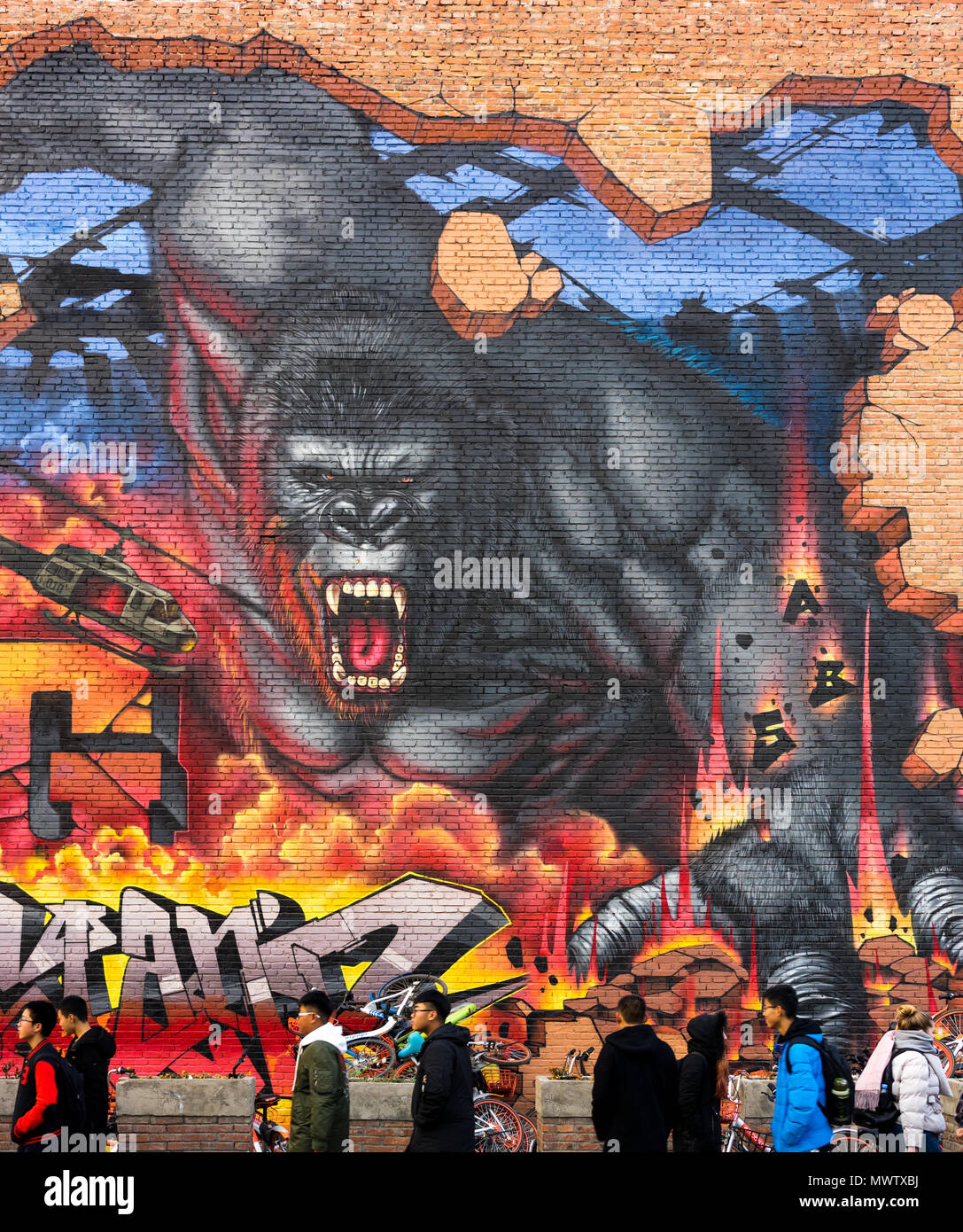 Les gens en face de King Kong au graffiti Art Zone (798 Art District Dashanzi) à Beijing, Chine, Asie Banque D'Images