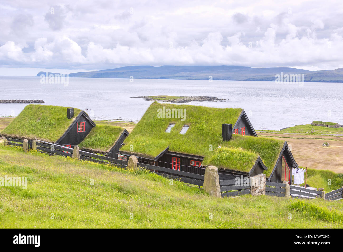 Maisons traditionnelles avec une pelouse (gazon) toit, Kirkjubour, Streymoy island, îles Féroé, Danemark, Europe Banque D'Images