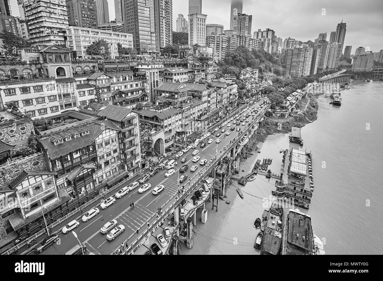 Chongqing, Chine - 03 octobre, 2017 : front de mer de la ville un jour de pluie. La ville est un centre économique de l'amont du bassin du Yangtze. Banque D'Images