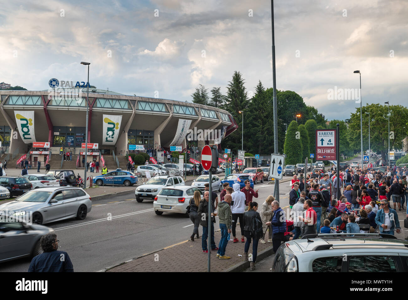 Varese, Italie - 16 mai 2018 : Salon en face de la salle de sport, Pala2a, avant un match. Palais de basket-ball de Varèse Banque D'Images