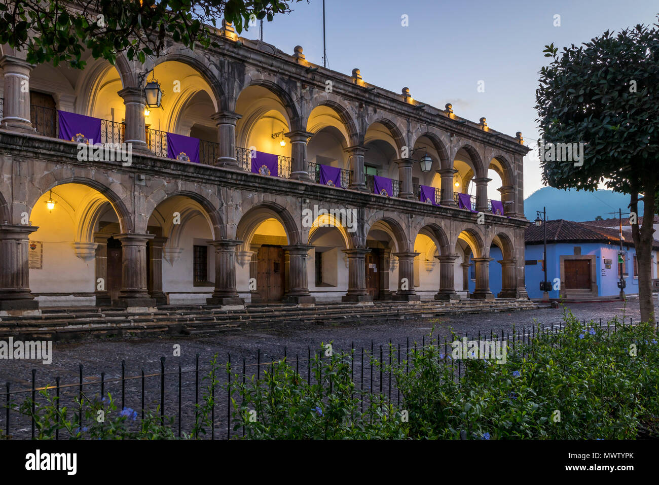 La ville d'Antigua décorée de bannières pour la Semaine Sainte au crépuscule, Antigua, UNESCO World Heritage Site, Guatemala, Amérique Centrale Banque D'Images