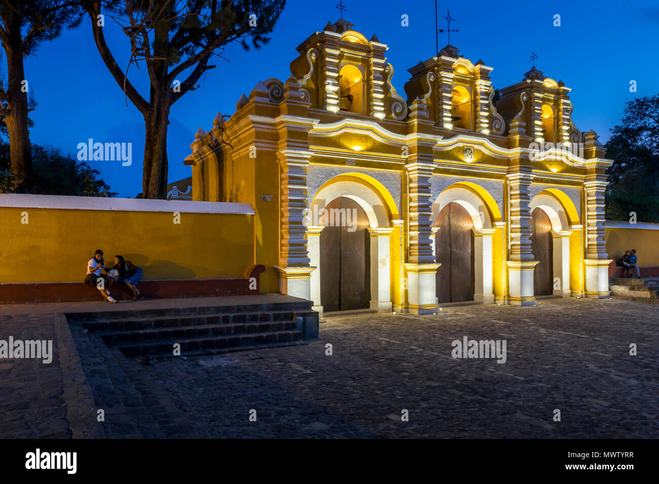 Allumé en porte d'entrée de la chapelle El Calvario près de Antigua Guatemala, au crépuscule, l'Amérique centrale Banque D'Images