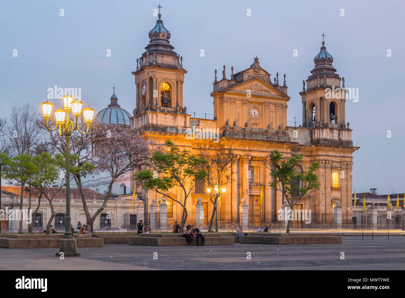 La Cathédrale Métropolitaine de la ville de Guatemala au crépuscule, au Guatemala, en Amérique centrale Banque D'Images