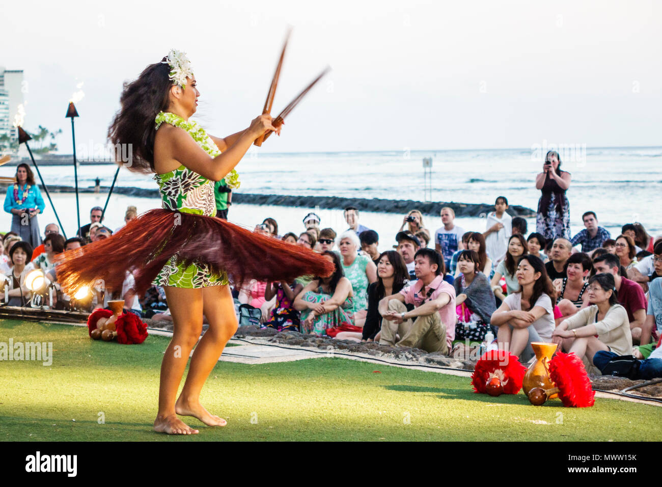 Hawaii,Hawaiian,Honolulu,Waikiki Beach,Kuhio Beach Park,Hyatt Regency Hula,femme femme femme,danse,danseuse,danse,public,Océan Pacifique,Waikiki Bay, Banque D'Images