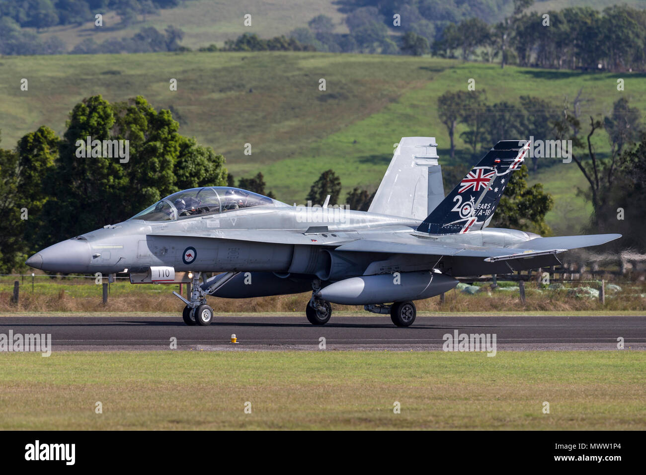 Royal Australian Air Force (RAAF) McDonnell Douglas F/A-18B Hornet jets d'un aéroport régional Illawarra à21-110. Banque D'Images