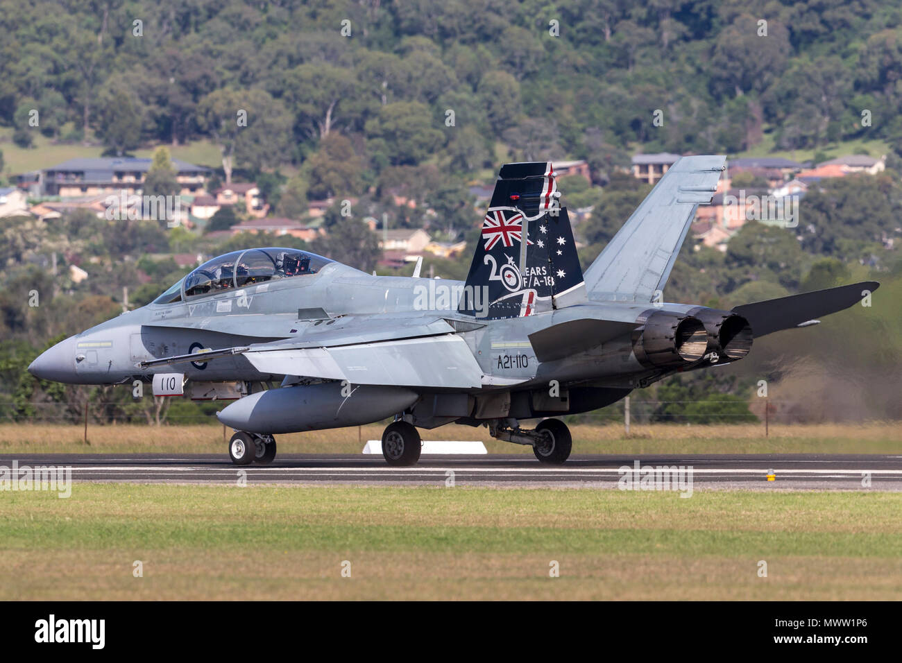 Royal Australian Air Force (RAAF) McDonnell Douglas F/A-18B Hornet jets d'un aéroport régional Illawarra à21-110. Banque D'Images