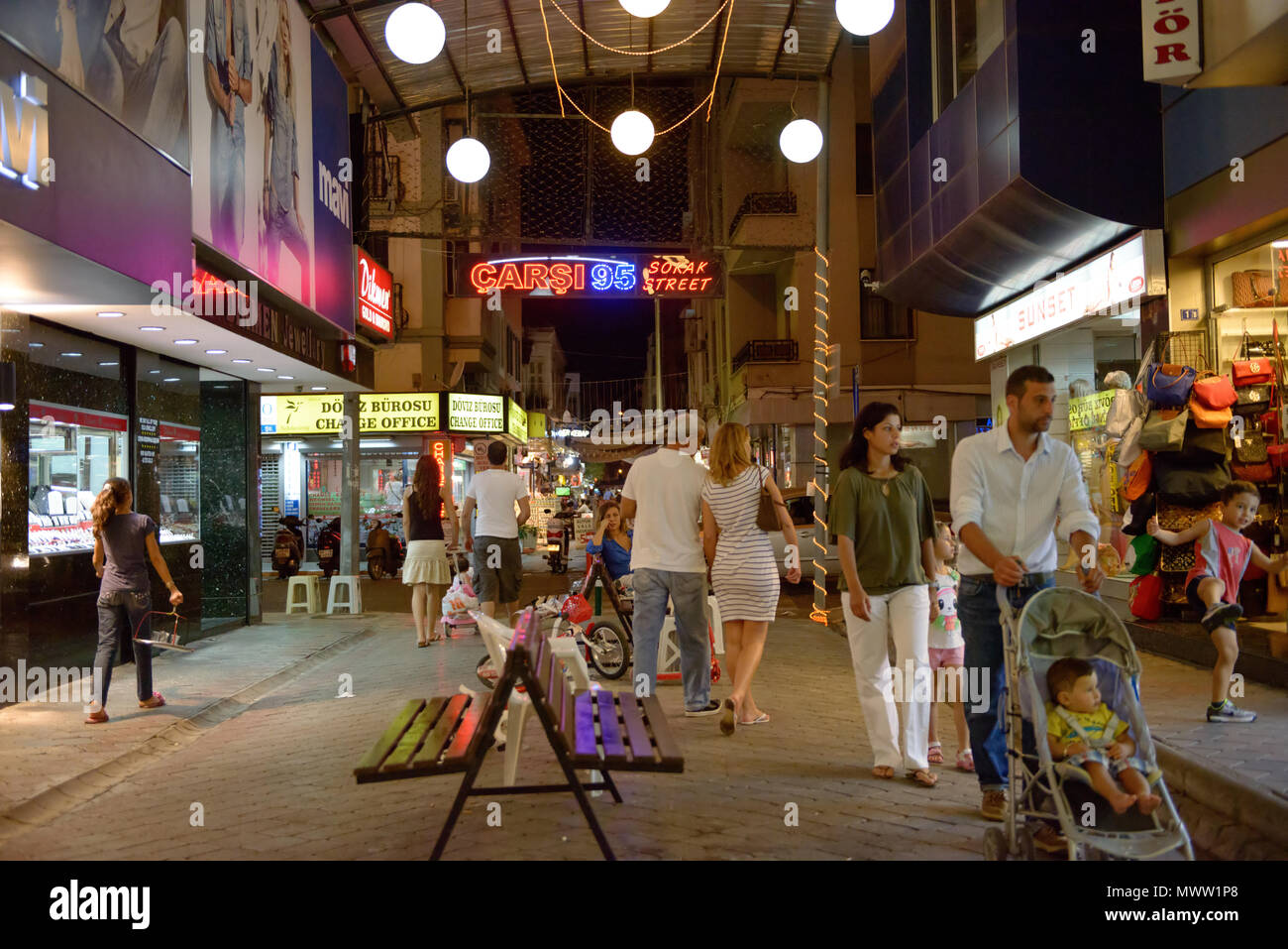 Les gens marchent sur Market street illuminée dans nuit d'été à Fethiye, Turquie. Banque D'Images