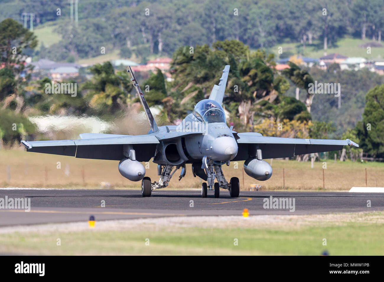 Royal Australian Air Force (RAAF) McDonnell Douglas F/A-18B Hornet jets d'un aéroport régional Illawarra à21-110. Banque D'Images
