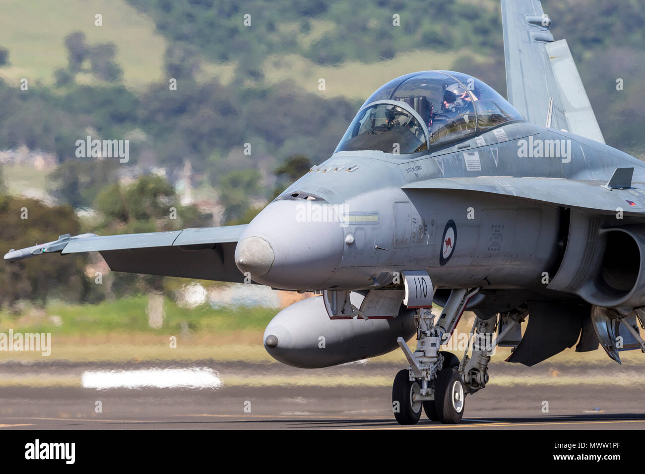 Royal Australian Air Force (RAAF) McDonnell Douglas F/A-18B Hornet jets d'un aéroport régional Illawarra à21-110. Banque D'Images
