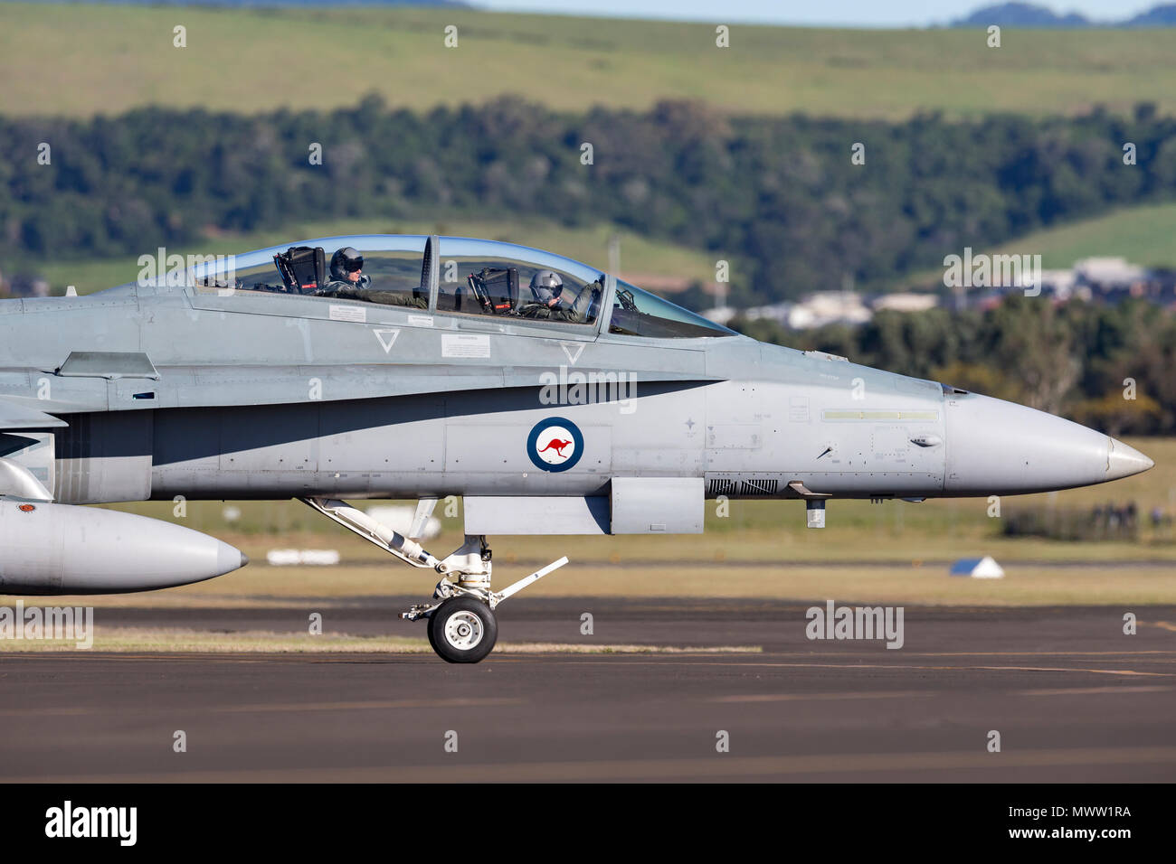 Royal Australian Air Force (RAAF) McDonnell Douglas F/A-18B Hornet jets d'un aéroport régional Illawarra à21-110. Banque D'Images