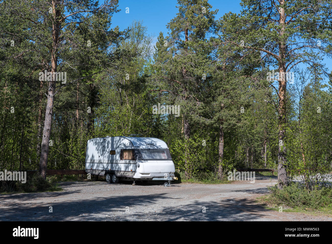 Caravane camping sauvage par Alta River en Alberta, Finnmark, Norvège. Banque D'Images