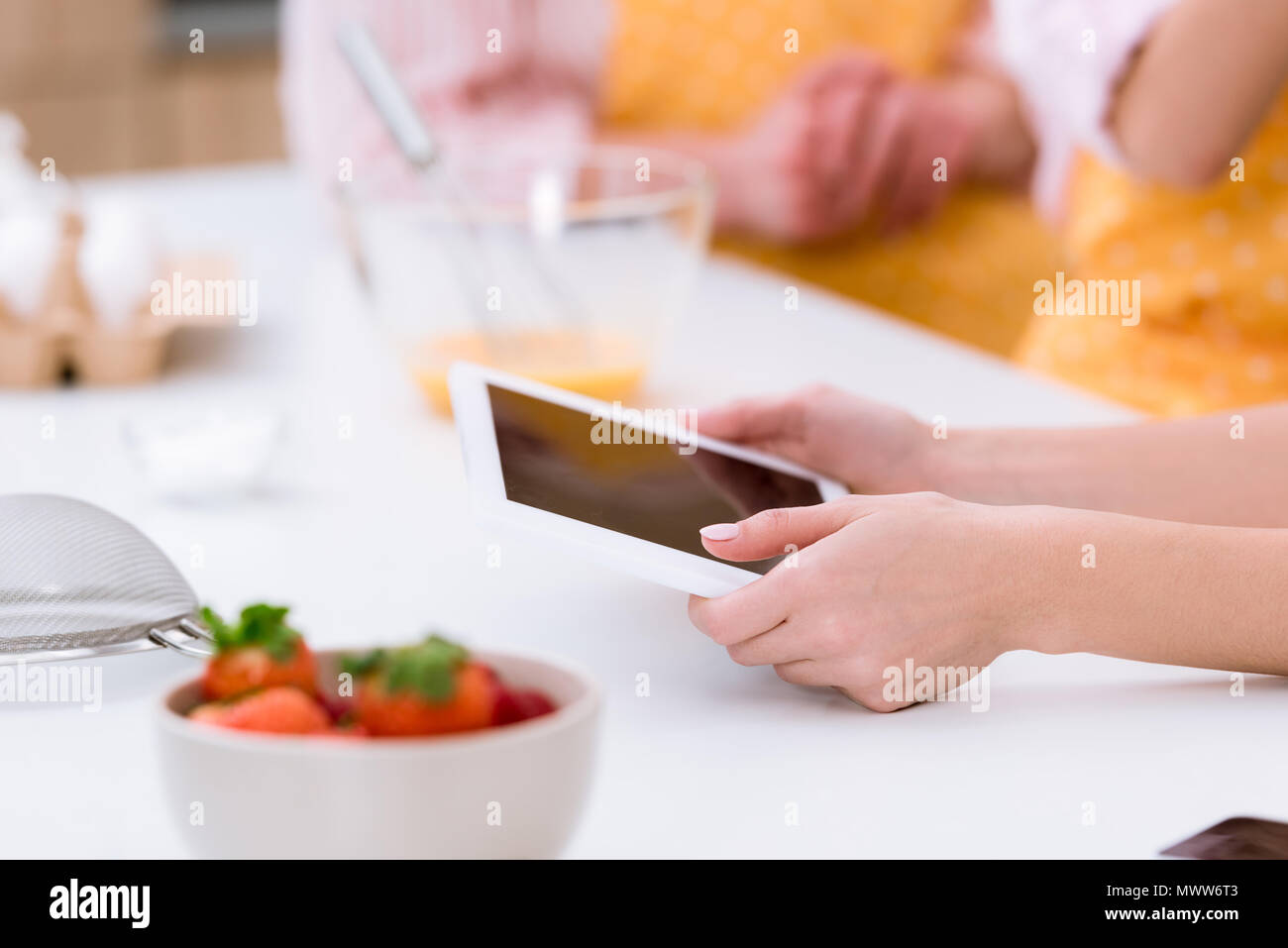 Cropped shot of woman using table pendant la cuisson Banque D'Images