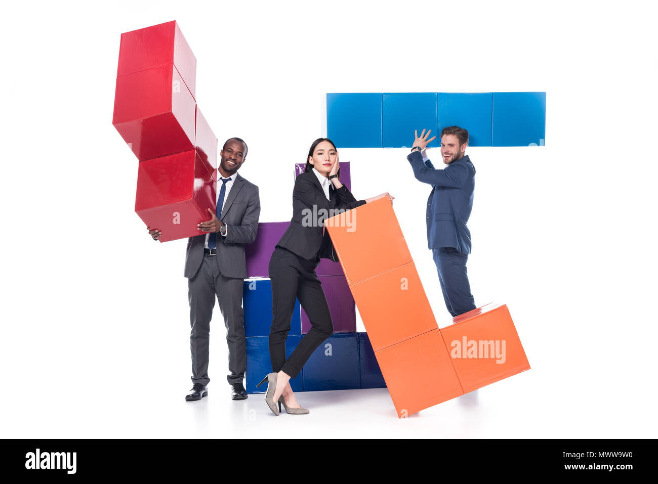 Les gens d'affaires multiethniques avec blocs colorés isolated on white Banque D'Images