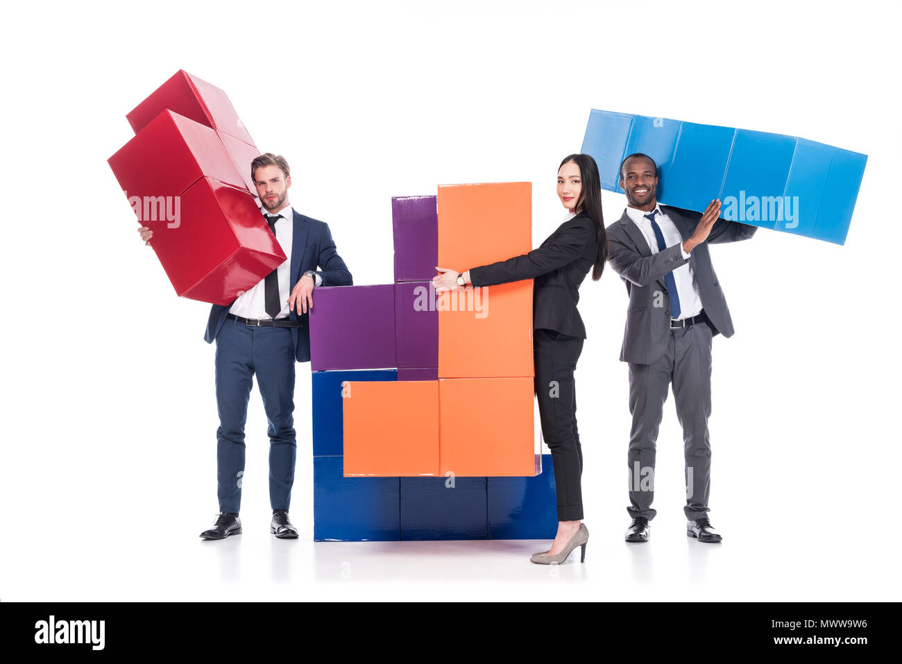 Les gens d'affaires multiethniques avec blocs colorés isolé sur blanc, concept de coopération entre entreprises Banque D'Images