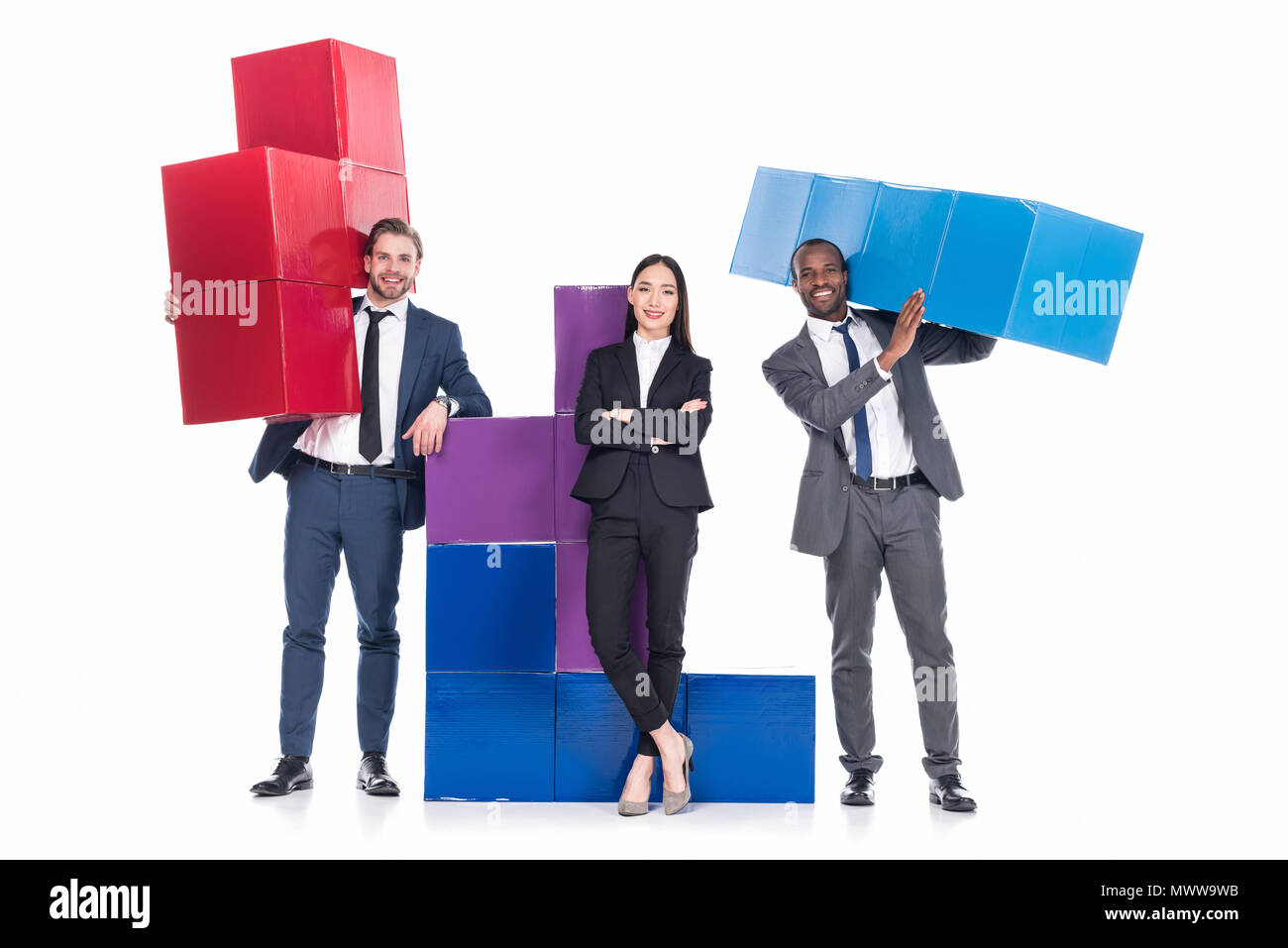 Les gens d'affaires multiethniques avec blocs colorés isolé sur blanc, concept de coopération entre entreprises Banque D'Images