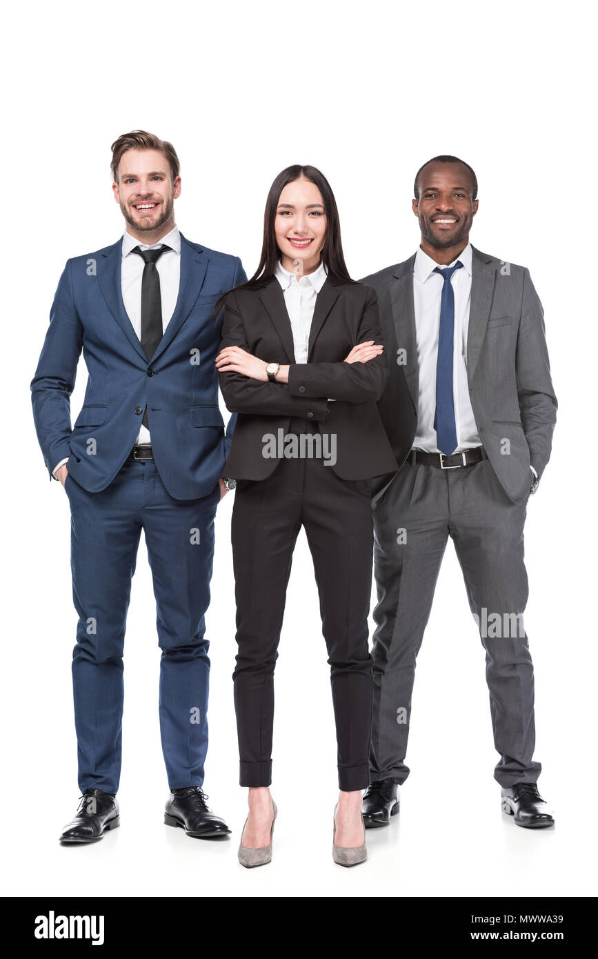Smiling multicultural jeunes gens d'affaires en costumes isolated on white Banque D'Images