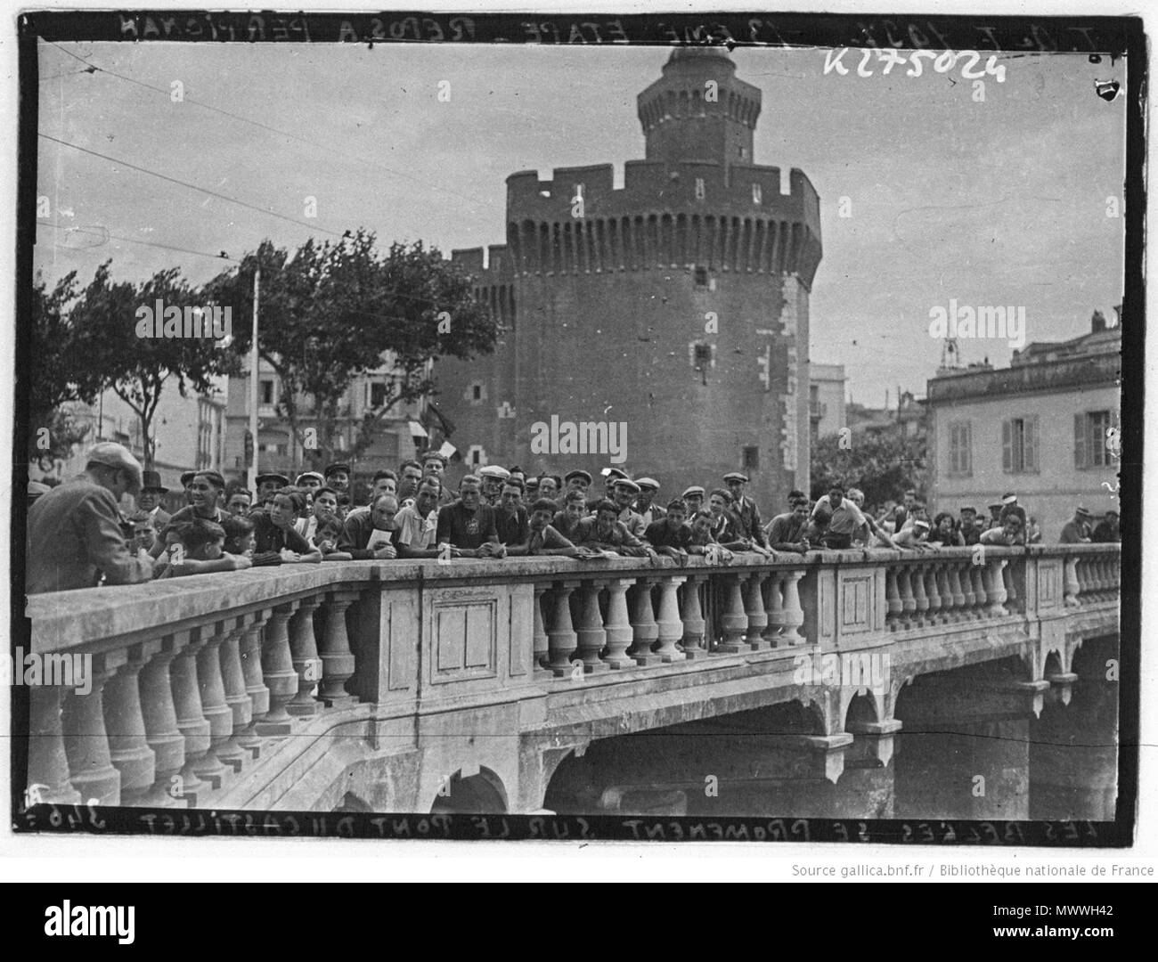 . English : Tour de France 1937 jour de repos à Perpignan le 15 juillet : sur les toits de Perpignan (de g à dr) Robert Tanneveau, Sylvain Marcaillou, Paul Chocque, Roger Lapebie, Pierre Cloarec et Emile Gamard tous (équipe de France) . 15 juillet 1937. Agence de presse Meurisse. Agence photographique présumée 612 Tour de France, Perpignan,1937 (3) Banque D'Images