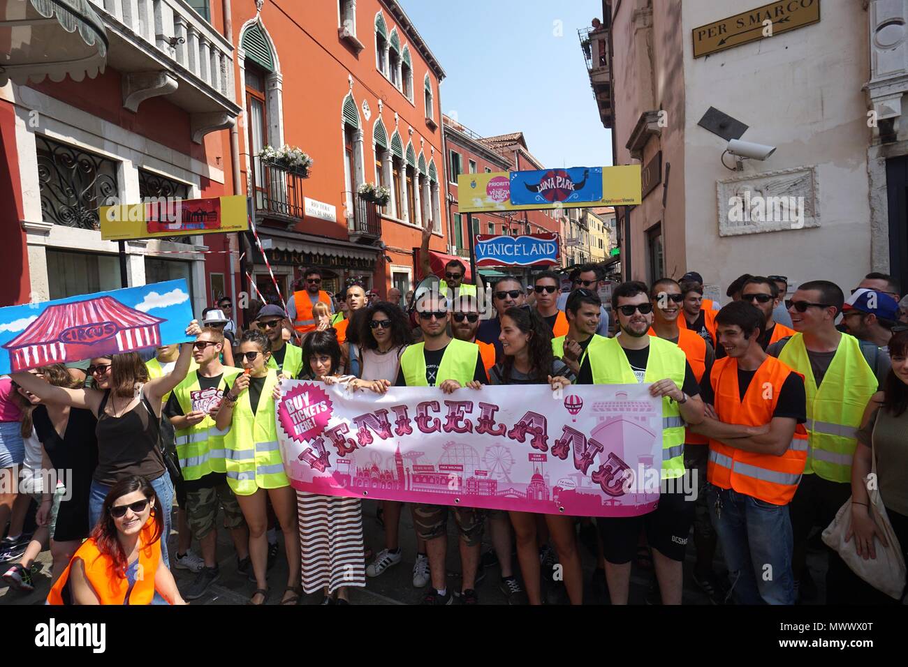 Venise, Italie. 2 juin 2018. Certains militants NoGlobal voir les affiches au cours de la protestation contre les barrières d'accès pour les touristes, Venise 2 juin 2018. Les barrières d'accès, que le règlement des militants NoGlobal, ont été mis sur pied par le maire de Venise, Luigi Brugnaro, pour limiter l'écoulement excessif des touristes de banlieue pendant les périodes de vacances. © Awakening / Alamy Live News Banque D'Images