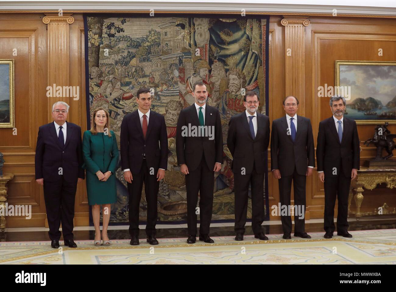 GRAF1592. MADRID, 02/06/2018.- GRAF1592. MADRID, 02/06/2018.- el nuevo Presidente del Gobierno, Pedro Sáhchez (3i), posa junto al rey Felipe ; el presidente del Tribunal Constitucional, Juan José González Rivas (i) ; la la présidente del Congreso, Ana Pastor, el Ejecutivo del expresidente, Mariano Rajoy ; (3d) el presidente del Senado, Pío García-Escudero (2d), y el Presidente del Tribunal Supremo, Carlos Lesmes, tras el acto de toma de la possession de su cargo que ha tenido lugar hoy en El Palacio de la Zarzuela en el que la novedad ha sido que por primera vez en democracia, lo ha hecho ante la Constit Banque D'Images