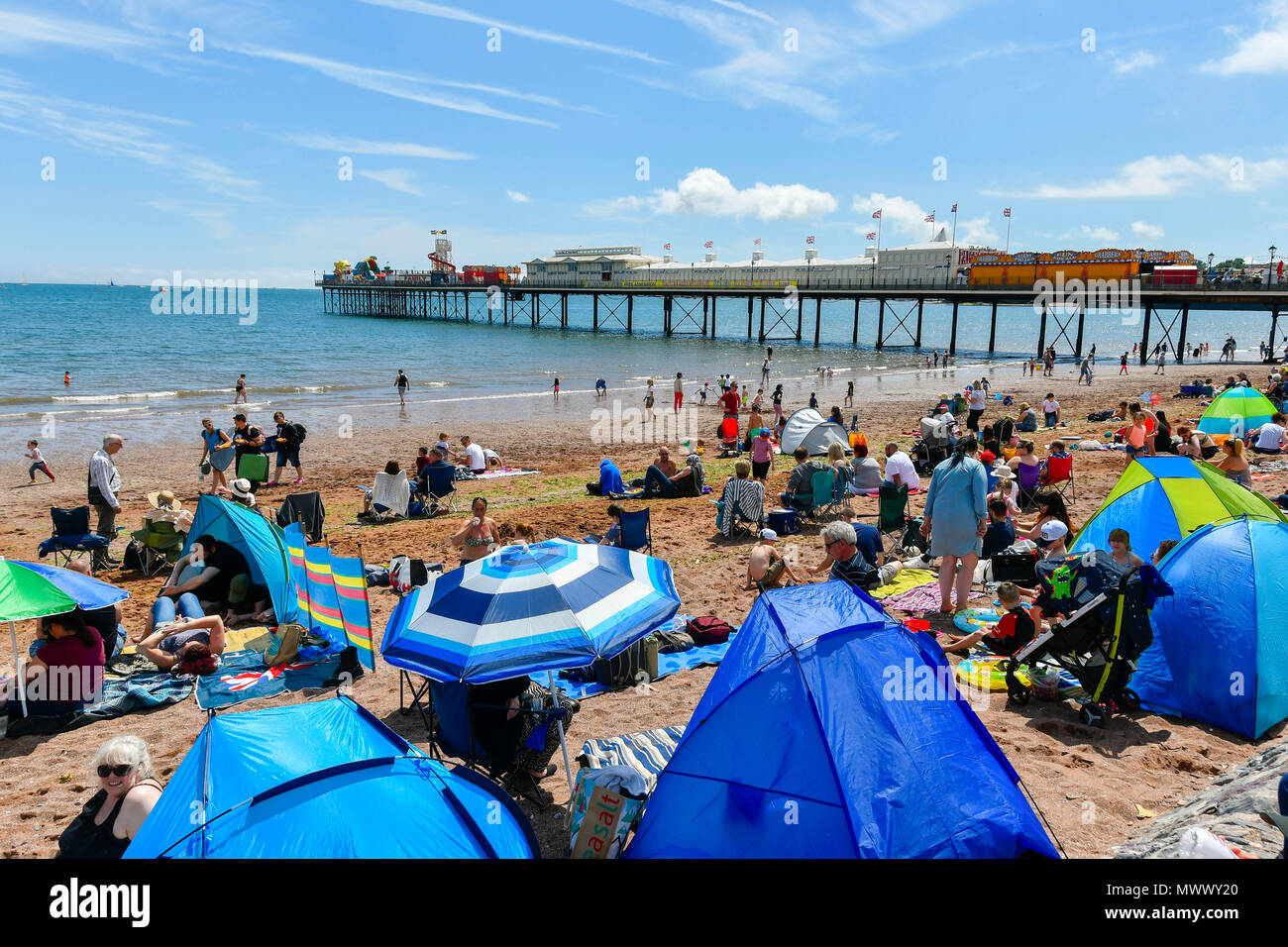 Paignton, Devon, UK. 2 juin 2018. Météo britannique. Les vacanciers et les visiteurs affluent au front de mer de la station balnéaire de Torquay dans le Devon pour le Bourget sur Torbay une chaude journée ensoleillée. Crédit photo : Graham Hunt/Alamy Live News Banque D'Images