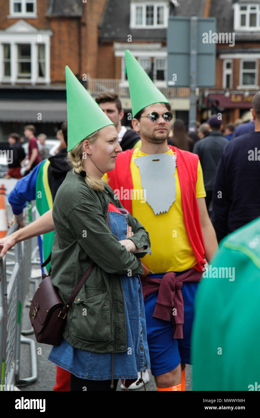 Londres, Royaume-Uni. 2 juin 2018. Fans de rugby de Twickenham à l'extérieur au cours de la Station London HSBC Sevens World Series à Twickenham. Credit : Elsie Kibue / Alamy Live News Banque D'Images