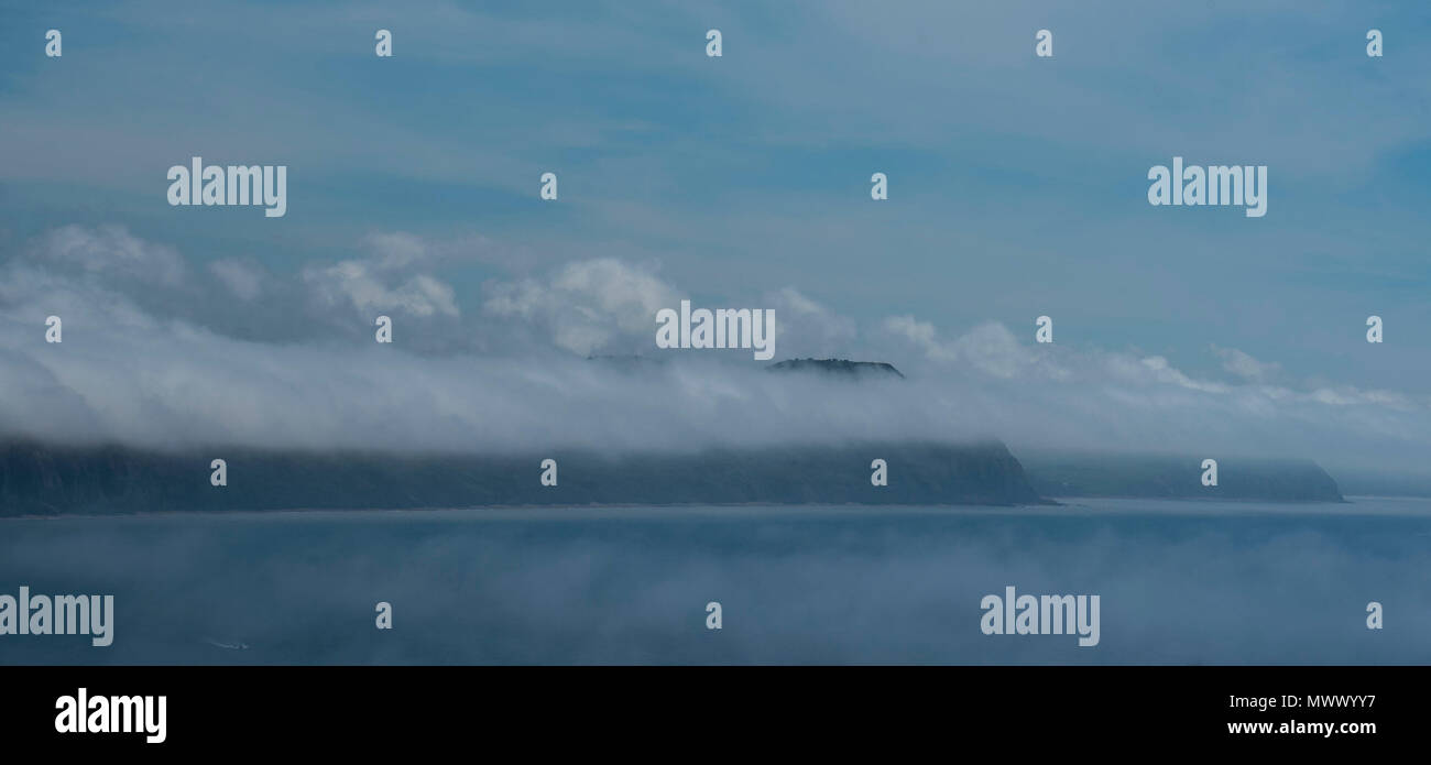 Lyme Regis, dans le Dorset, UK. 2 juin 2018. UK : météo Brouillard et nuages bas niveau enveloppe la falaises sur la Côte Jurassique, près de la station balnéaire de Lyme Regis. Credit : DWR/Alamy Live News. Banque D'Images
