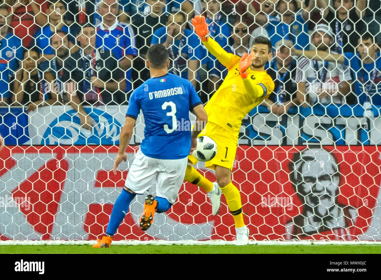 Nice, France. 1er juin 2018. Football Football - match amical - la France contre l'Italie - l'Allianz Riviera, Nice, France - 1 juin 2018 France Hugo Lloris et l'italien Danilo D'Ambrosio en action Crédit : BTWImages Sport/Alamy Live News Banque D'Images