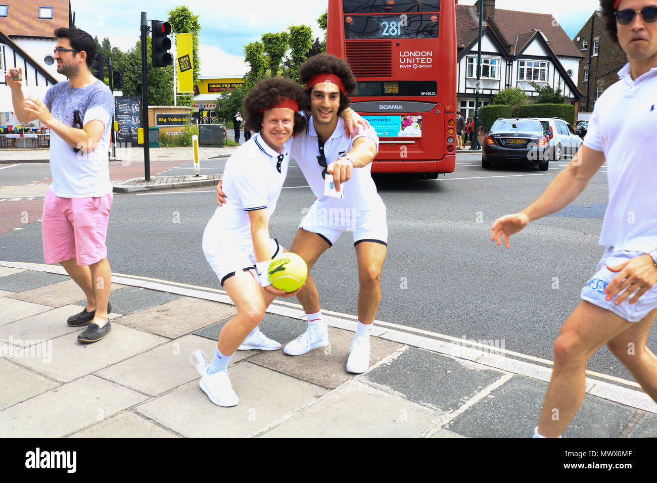 London UK. 2 juin 2018. Twickenham : Fans arriver habillés comme John McEnroe au tournoi de rugby à 7 à Twickenham Londres. Le Monde de Rugby à 7 Series est une série annuelle de tournois de rugby à 7 international géré par le monde du rugby avec les équipes nationales de rugby à 7 : crédit amer ghazzal/Alamy Live News Banque D'Images