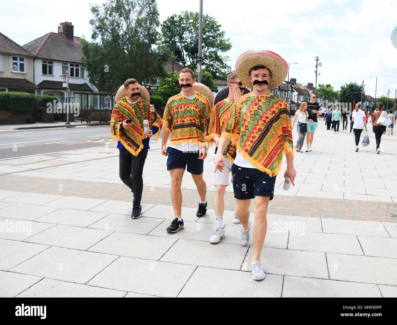 London UK. 2 juin 2018. Twickenham : Fans arriver habillés en costumes de fantaisie pour le tournoi de rugby à 7 de la HSBC à Twickenham Londres. Le Monde de Rugby à 7 Series est une série annuelle de tournois de rugby à 7 international géré par le monde du rugby avec les équipes nationales de rugby à 7 : crédit amer ghazzal/Alamy Live News Banque D'Images