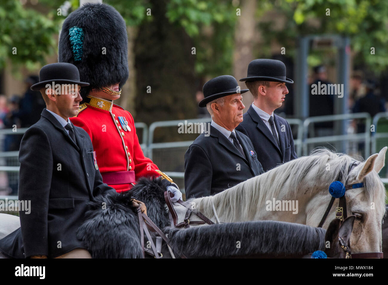 Londres, Royaume-Uni. 2 juin 2018. Palefreniers dans chapeau melon de membres de la famille royale - Le Colonel's Review 2018, la dernière inspection officielle de la Division des ménages avant l'anniversaire de la Reine Parade, plus connue sous le nom de Parade la couleur. Les Coldstream Guards Les fournisseurs de leur couleur et de leur colonel du régiment, le Lieutenant-général Sir James Jeffrey Corfield Bucknall, reçoit le salut. Crédit : Guy Bell/Alamy Live News Banque D'Images