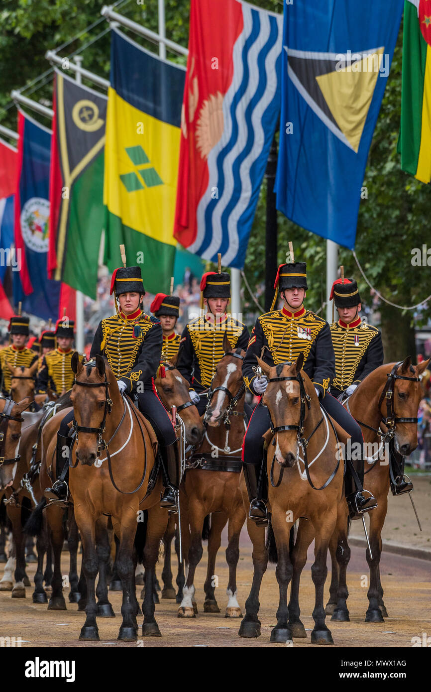 Londres, Royaume-Uni. 2 juin 2018. Les Kings Royal Horse Artillery laisser Horse Guards - Examen du colonel en 2018, la dernière inspection officielle de la Division des ménages avant l'anniversaire de la Reine Parade, plus connue sous le nom de Parade la couleur. Les Coldstream Guards Les fournisseurs de leur couleur et de leur colonel du régiment, le Lieutenant-général Sir James Jeffrey Corfield Bucknall, reçoit le salut. Crédit : Guy Bell/Alamy Live News Banque D'Images