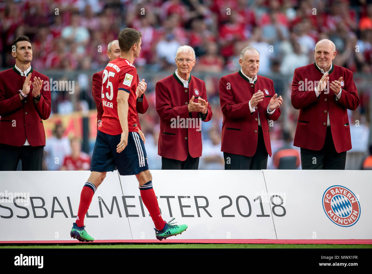 12 mai 2018, l'Allemagne, Munich : football, Bundesliga allemande, FC Bayern Munich vs VfB Stuttgart à l'Allianz Arena de Munich : Thomas Mueller avec Franz Beckenbauer. - Pas de service de fil - Photo : Thomas Eisenhuth/dpa-Zentralbild/ZB Banque D'Images