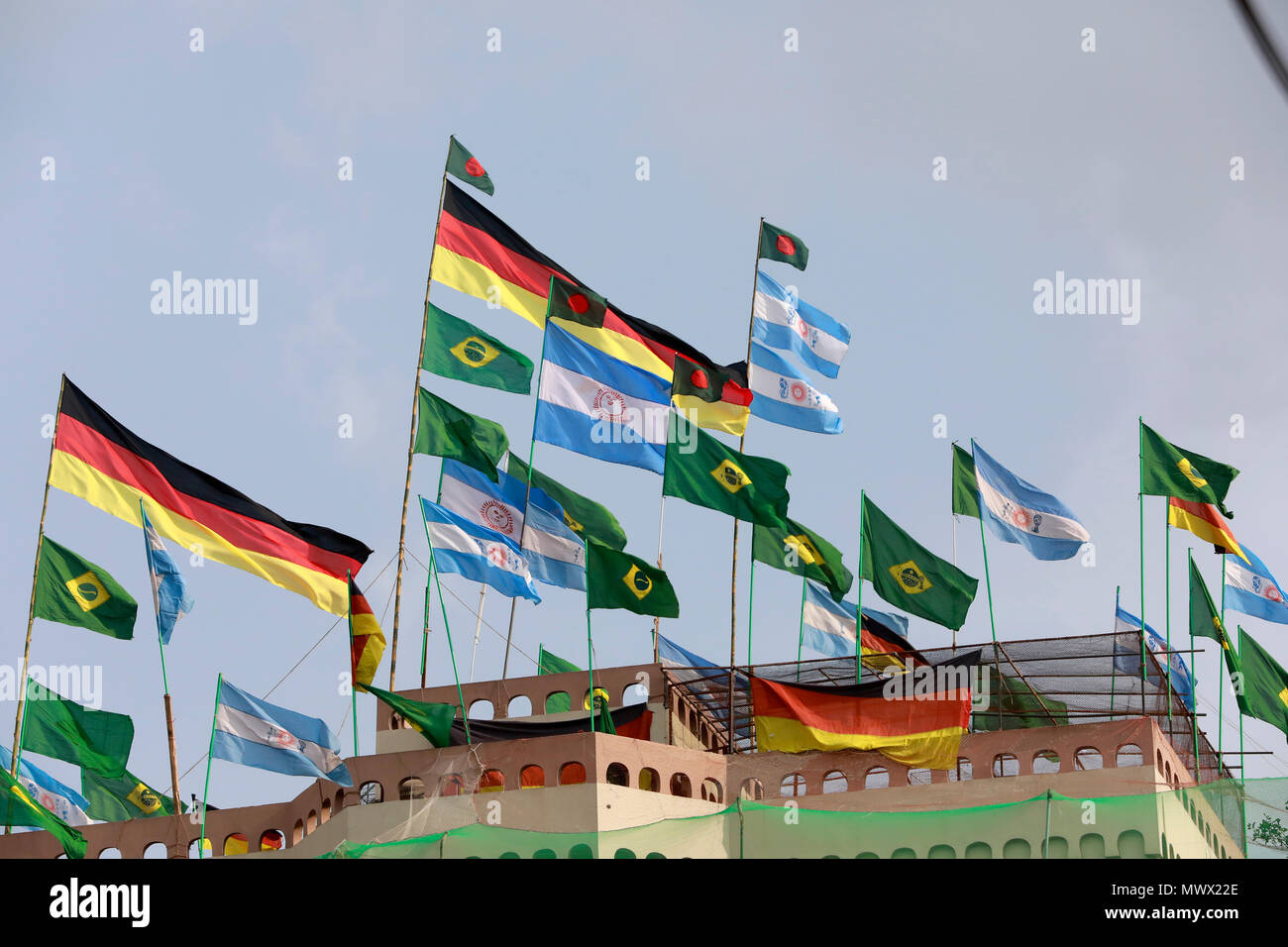 Dhaka, Bangladesh - 02 juin 2018 : drapeaux de la Coupe du Monde FIFA favoris sur le vol Dhaka skyline avant de football extravaganza mondiale début en Russie le 14 juin 2018. Credit : SK Hasan Ali/Alamy Live News Banque D'Images