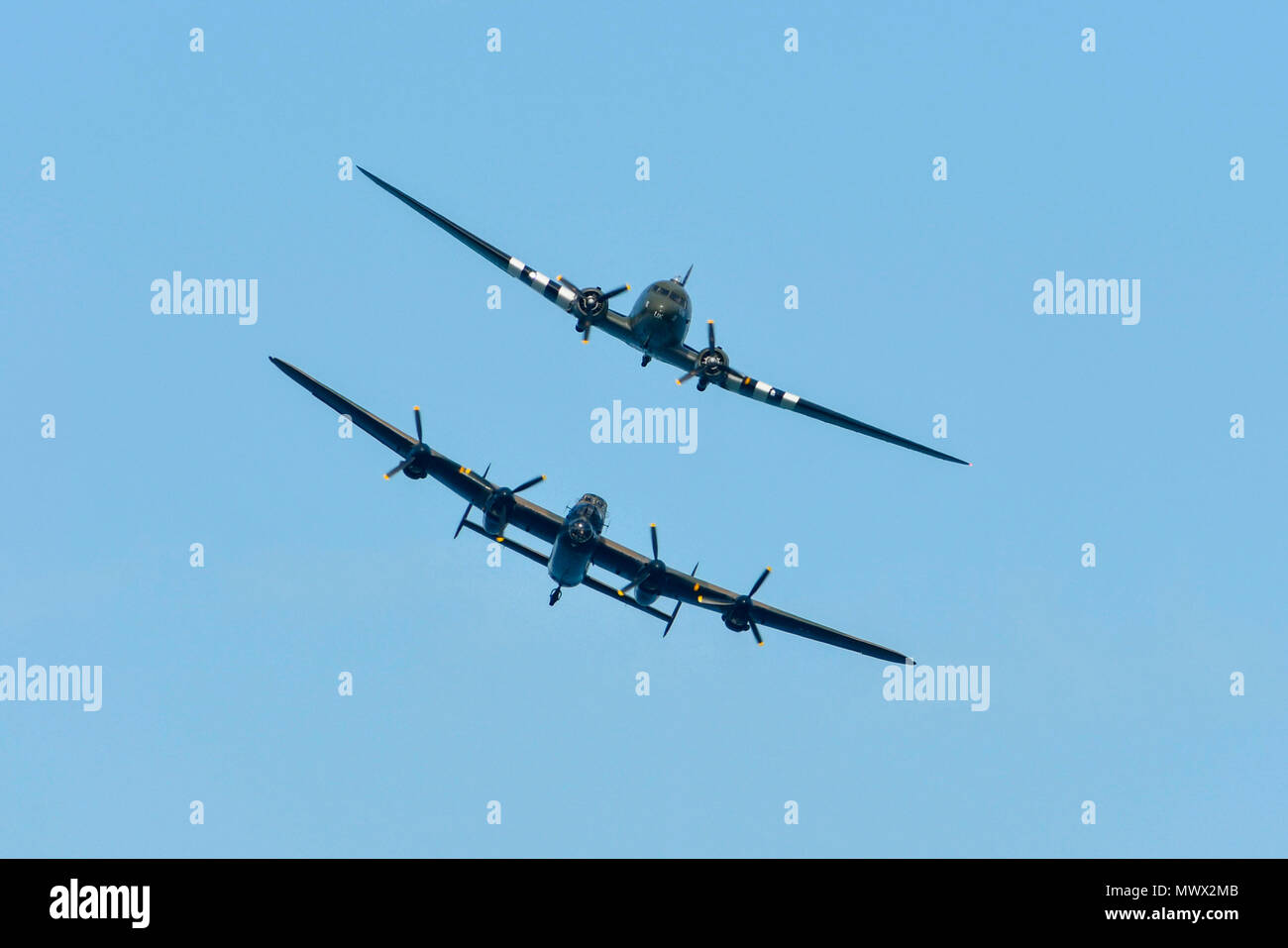 Paignton, Devon, UK. 2 juin 2018. Météo britannique. La Battle of Britain Memorial Flight composé d'un bombardier Lancaster et un Douglas C47 Dakota Skytrain faisant un affichage à la station balnéaire de Torquay dans le Devon pour le Bourget sur Torbay une chaude journée ensoleillée. Crédit photo : Graham Hunt/Alamy Live News Banque D'Images