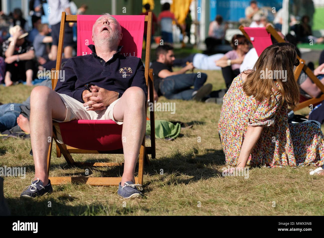 Hay Festival, Hay on Wye, au Royaume-Uni. 2 juin 2018. Les visiteurs apprécient la chance de s'asseoir et se détendre dans la chaleur du soleil sur les pelouses du Festival entre événements et sessions de musique avec des températures de 22c - Photo Steven Mai / Alamy Live News Banque D'Images