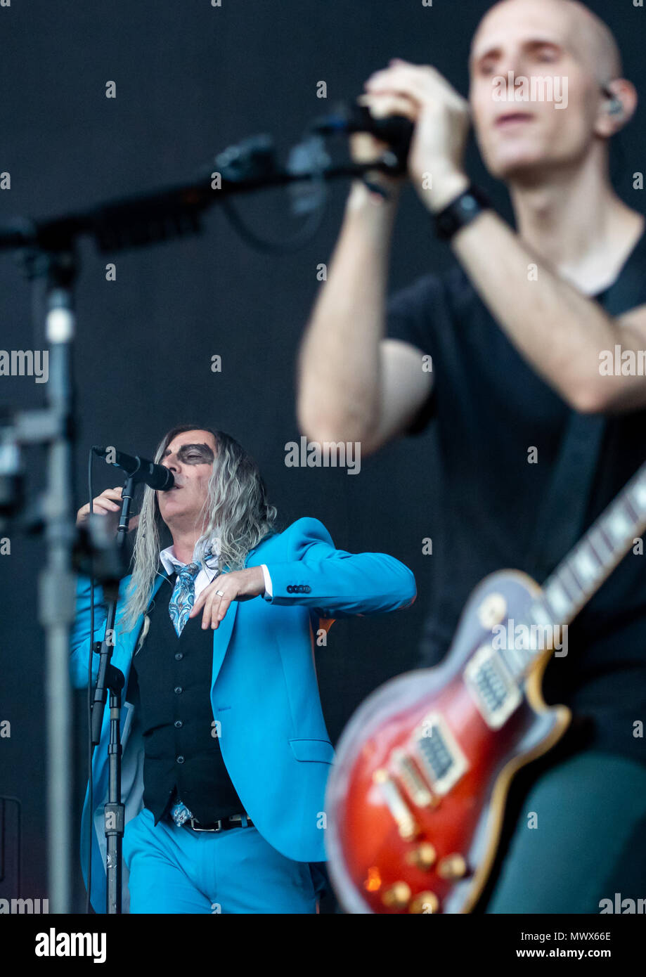 02 juin 2018, l'Allemagne, Nuremberg : Maynard James Keenan (l), chanteur avec le groupe rock américain un cercle parfait, sur scène avec le guitariste Billy Howerdel à l'open-air festival "Rock im Park". Photo : Daniel Karmann/dpa Banque D'Images