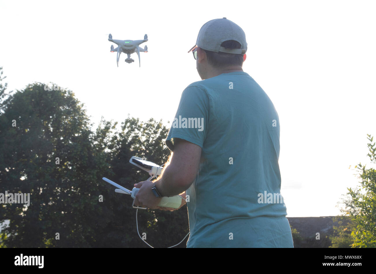 Aylesford, Kent, UK. 2 juin 2018 l'homme aux commandes d'un drone DJI Phantom 4 dans la campagne du Kent en tant que nouveau drone britannique battant les lois sont annoncées cette semaine, de contrôle de vol de drones, d'enregistrement et de tests utilisateurs. ©Matthieu Richardson / Alamy Live News Banque D'Images