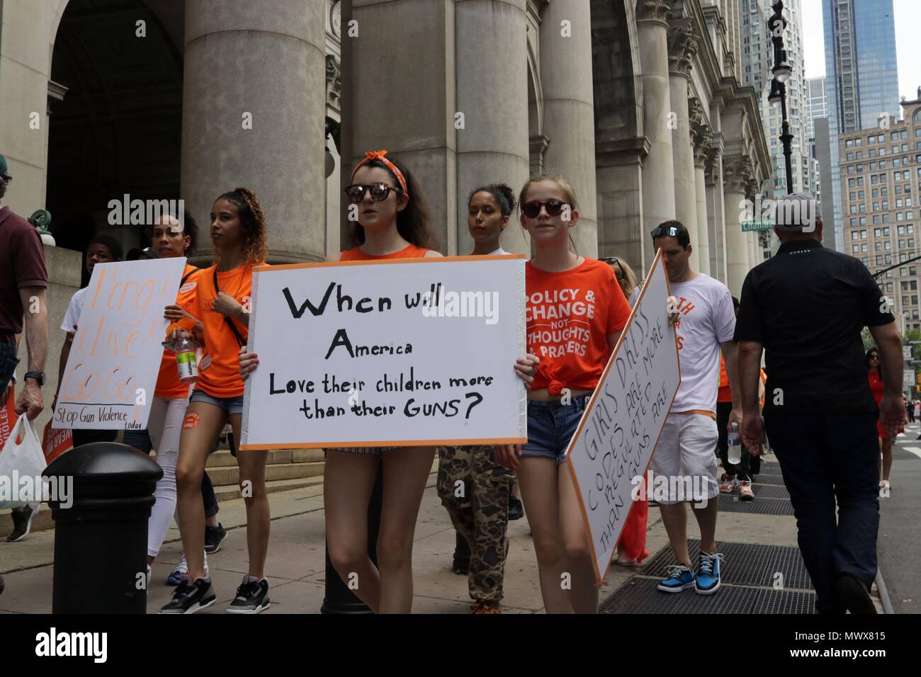 New York, USA. 2ème. Juin, 2018. Un mars contre les armes contre la violence armée organisée par un organisme communautaire appelé Jeunes de plus d'armes à feu et dirigée par les étudiants de la ville de New York ont marché de Brooklyn à travers le pont de Brooklyn et se sont rassemblés à Foley Square à Manhatta inférieur, l'accent sur la violence dans les communautés de couleur. Credit : Ronald G. Lopez/Alamy Live News Banque D'Images