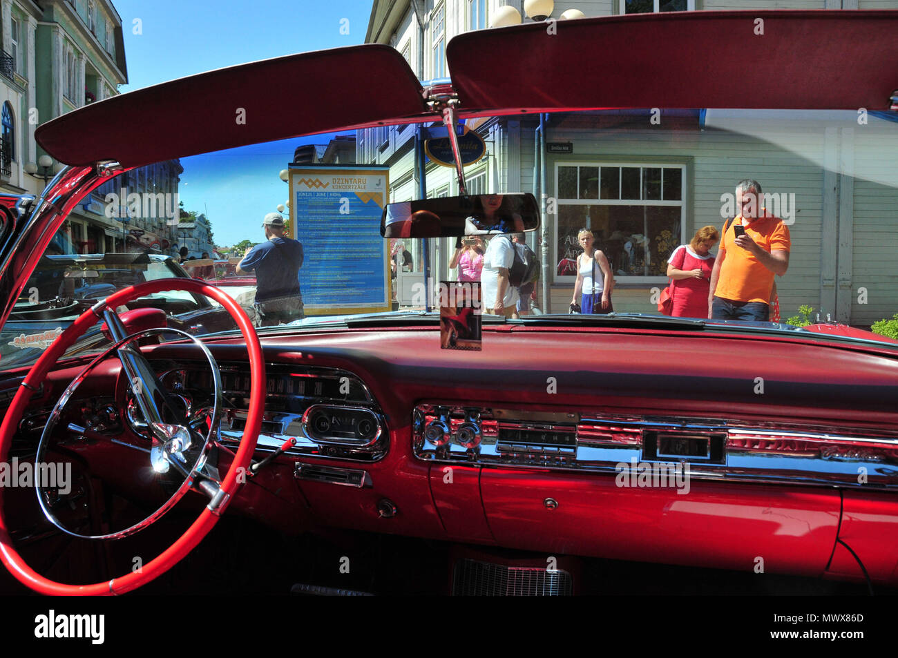 Jurmala, Lettonie. 2 juin, 2018. Personnes voir une voiture d'époque au cours de la voiture classique défilé croisière dans la station balnéaire de Jurmala, Lettonie, le 2 juin 2018. Passionnés d'automobile suédoise a vintage American automobiles à Jurmala le samedi. La Suède's Classic Car Cruise Parade est un événement qui regroupe les propriétaires d'autos américaines vintage de toute la Suède. Credit : Janis/Xinhua/Alamy Live News Banque D'Images