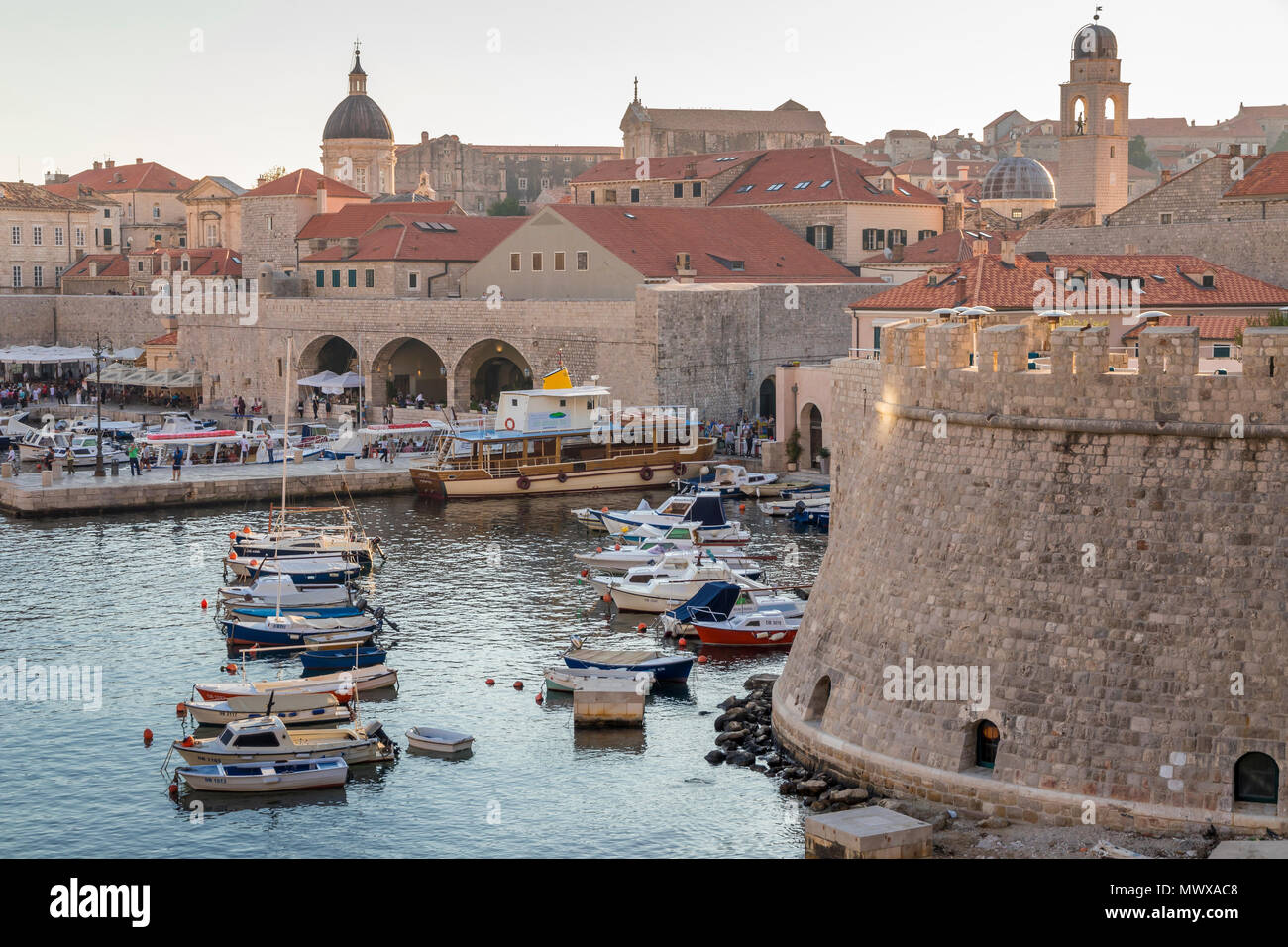Vue depuis la porte Ploce sur la vieille ville de Dubrovnik, site classé au Patrimoine Mondial de l'UNESCO, la Croatie, l'Europe Banque D'Images