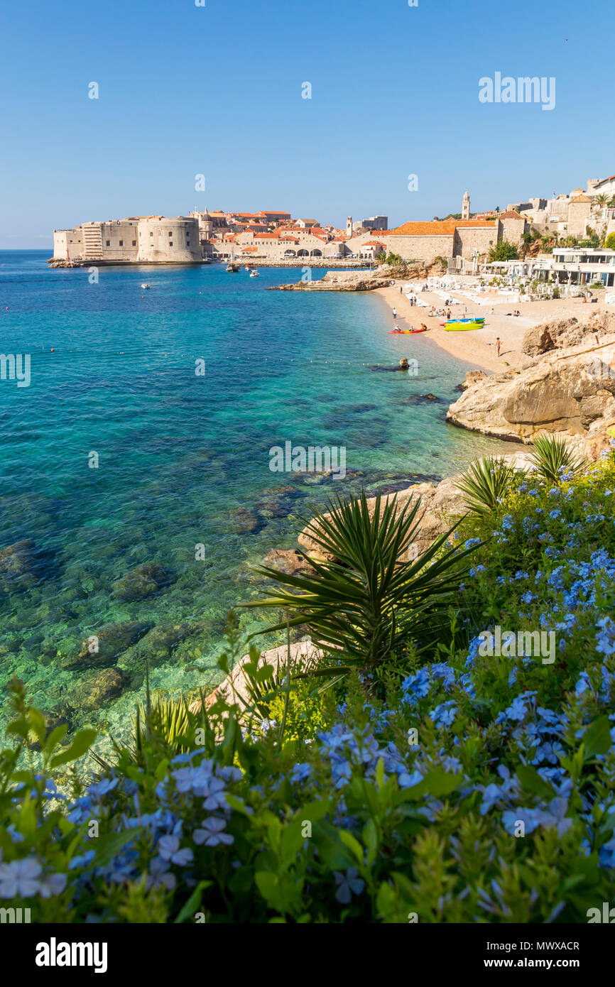 Vue sur la plage de Banje et de la vieille ville de Dubrovnik dans l'arrière-plan, la Croatie, l'Europe Banque D'Images