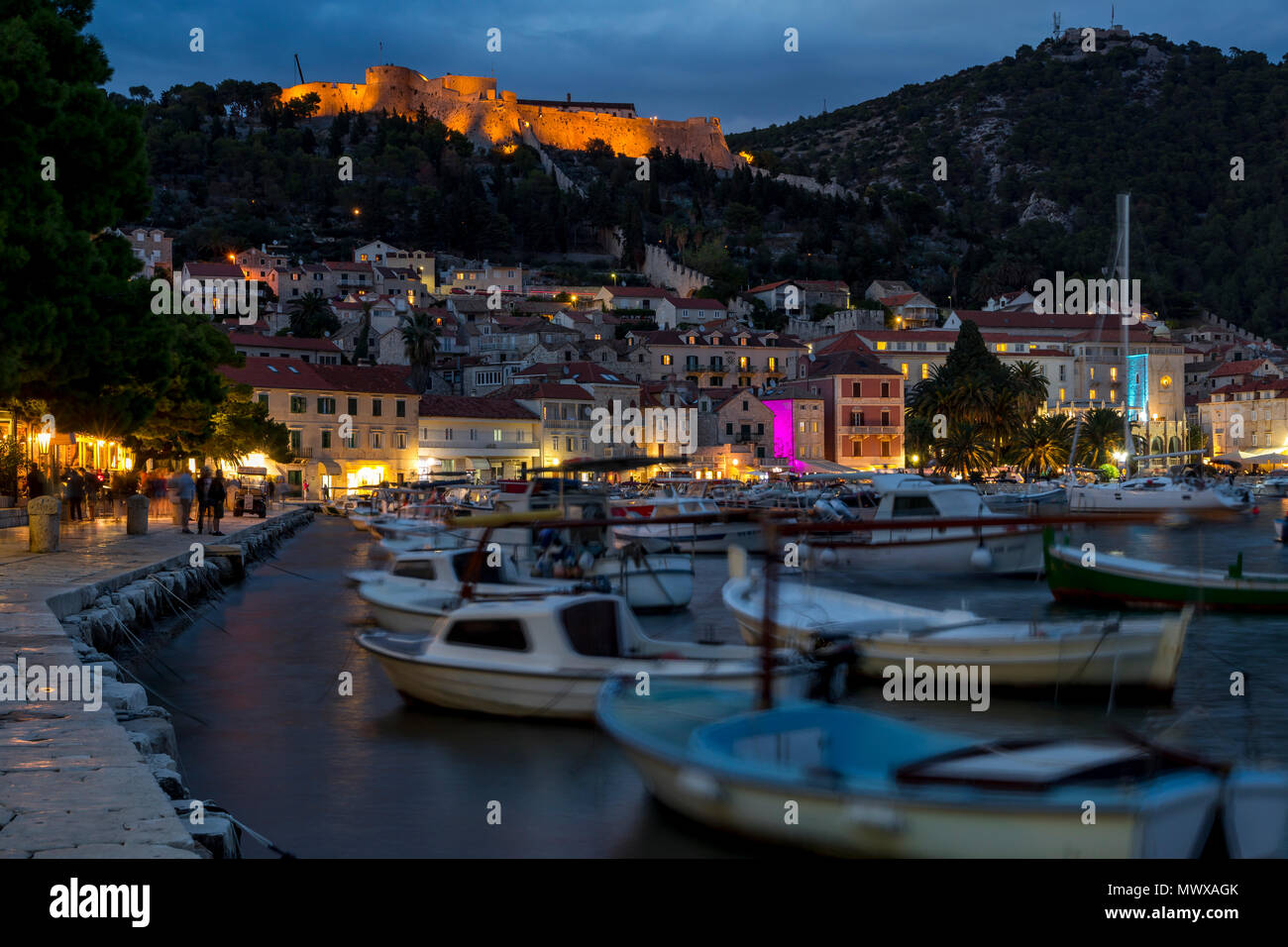 Le port de la ville de Hvar et la forteresse espagnole au crépuscule, Hvar, Croatie, Europe Banque D'Images