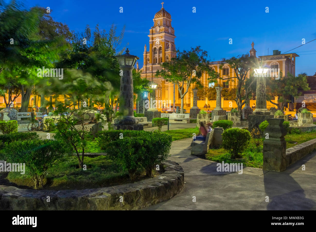 L'Église Xalteva vu de Xalteva Park à Grenade au crépuscule, Granada, Nicaragua, Amérique Centrale Banque D'Images