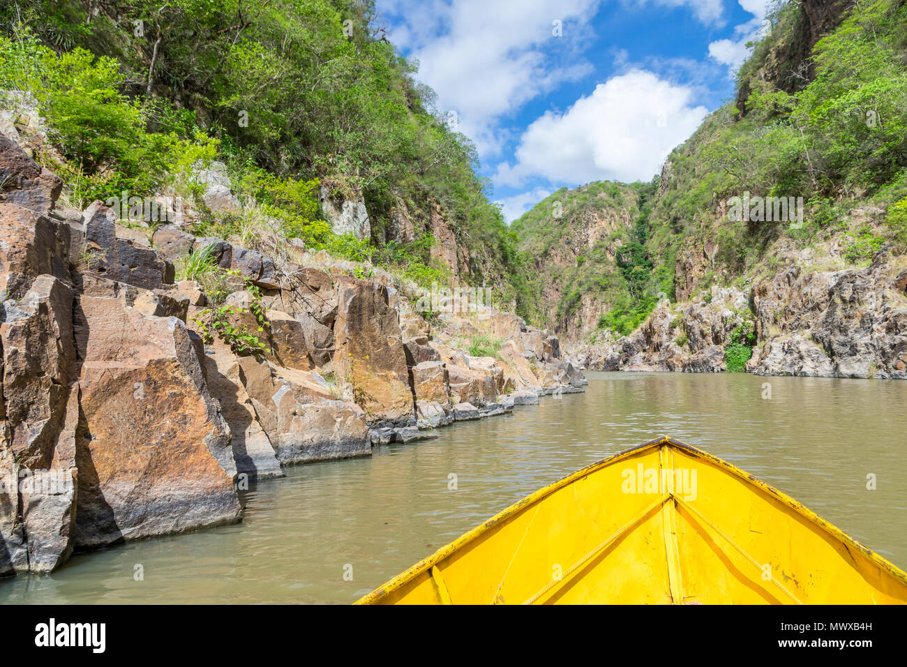 Petit bateau entrant dans le Canyon de Somoto, au Nicaragua, en Amérique centrale Banque D'Images