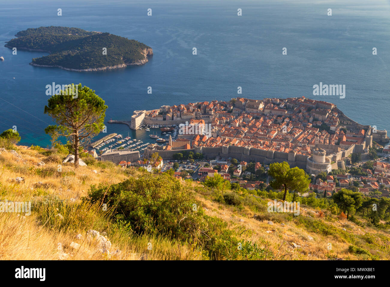 Des vue sur la vieille ville de Dubrovnik et l'île de Lokrum depuis le sentier de randonnée jusqu'à l'affût au sommet de la colline de SRD, Dubrovnik, Croatie, Europe Banque D'Images