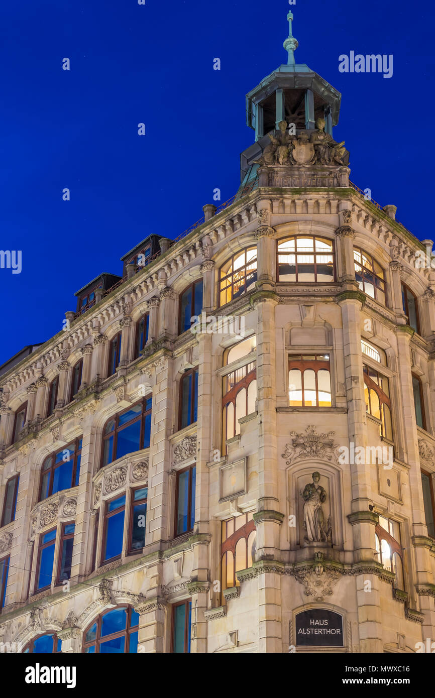 Alsterthor Kontorhaus dans le centre-ville au crépuscule, Hambourg, Allemagne, Europe Banque D'Images
